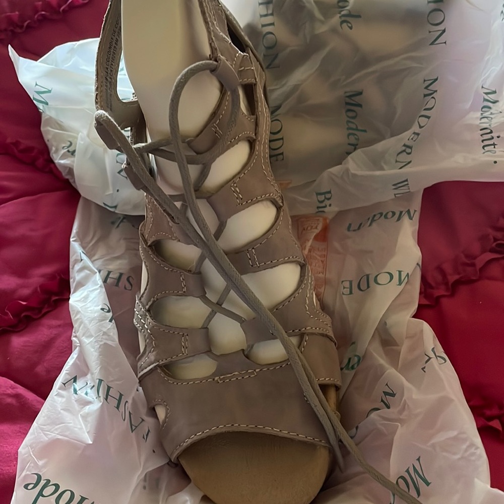Women sandals never been work don’t have the box it has shoe plastic bag